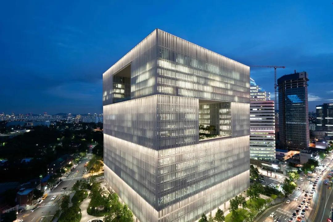 这家韩国美妆巨头，如何兴衰起伏？