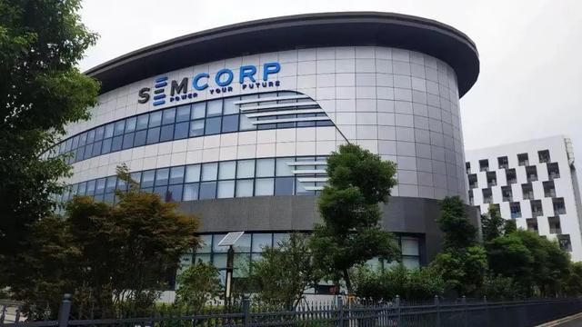 股价跌到脚踝、家族套现40亿，烟草反腐牵出“云南首富”