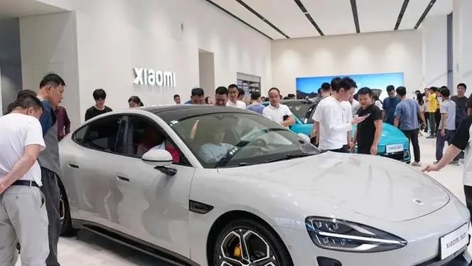 雷军亲手交付首批小米SU7汽车，大定超10万、锁单4万！