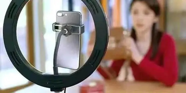 网红摆拍“吃见手青中毒”博流量被平台打假