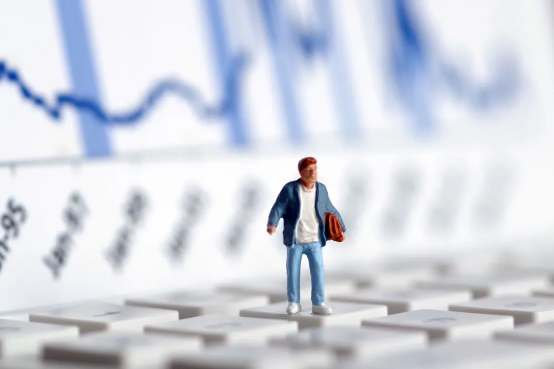 万家基金束金伟在管5只基金均亏损，高位买协鑫科技引质疑