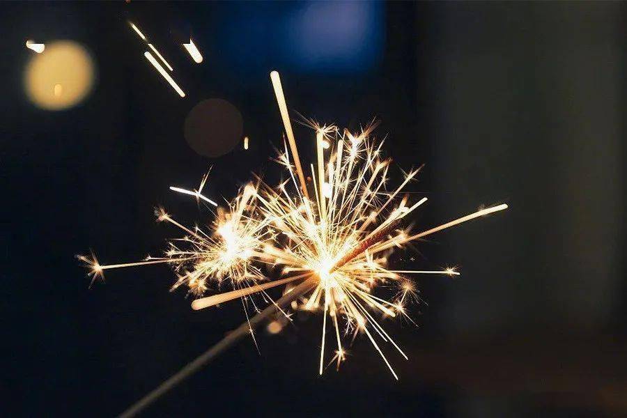 “冷烟花”并不冷，节庆燃放安全与欢乐需并重