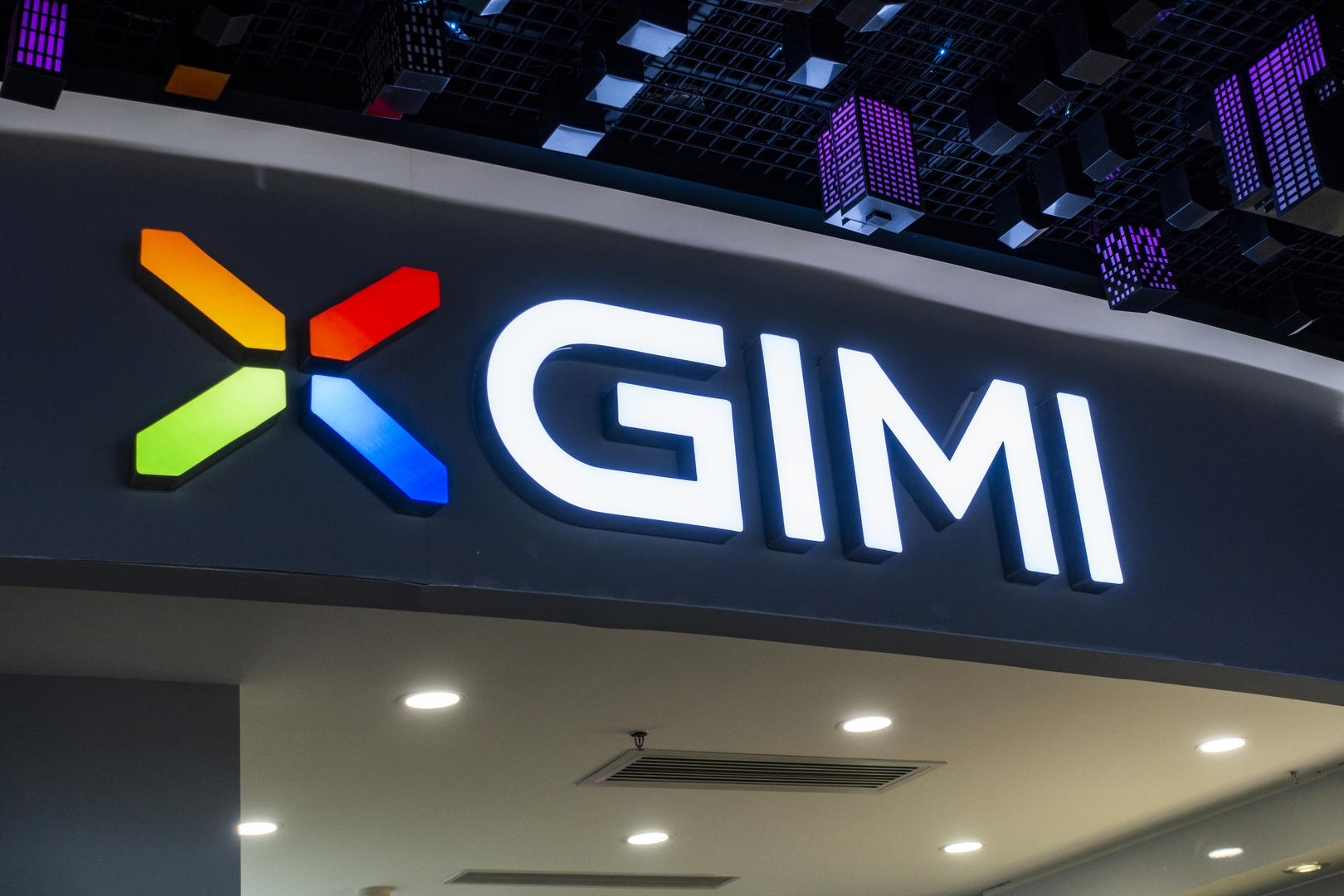 “投影第一股”年赚1.2亿，员工刚刚套现2亿谁在买单？