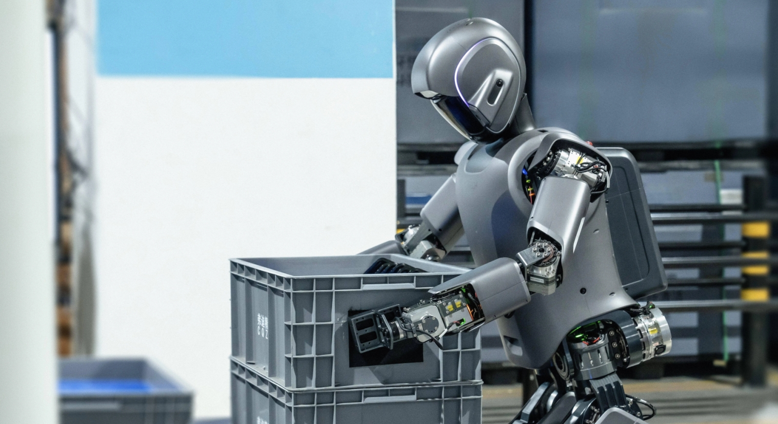 “人形一哥”，进厂“打工”