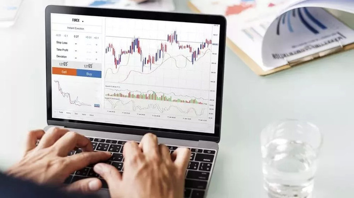 民生加银王亮旗下基金亏42%，频繁换股致业绩亏损