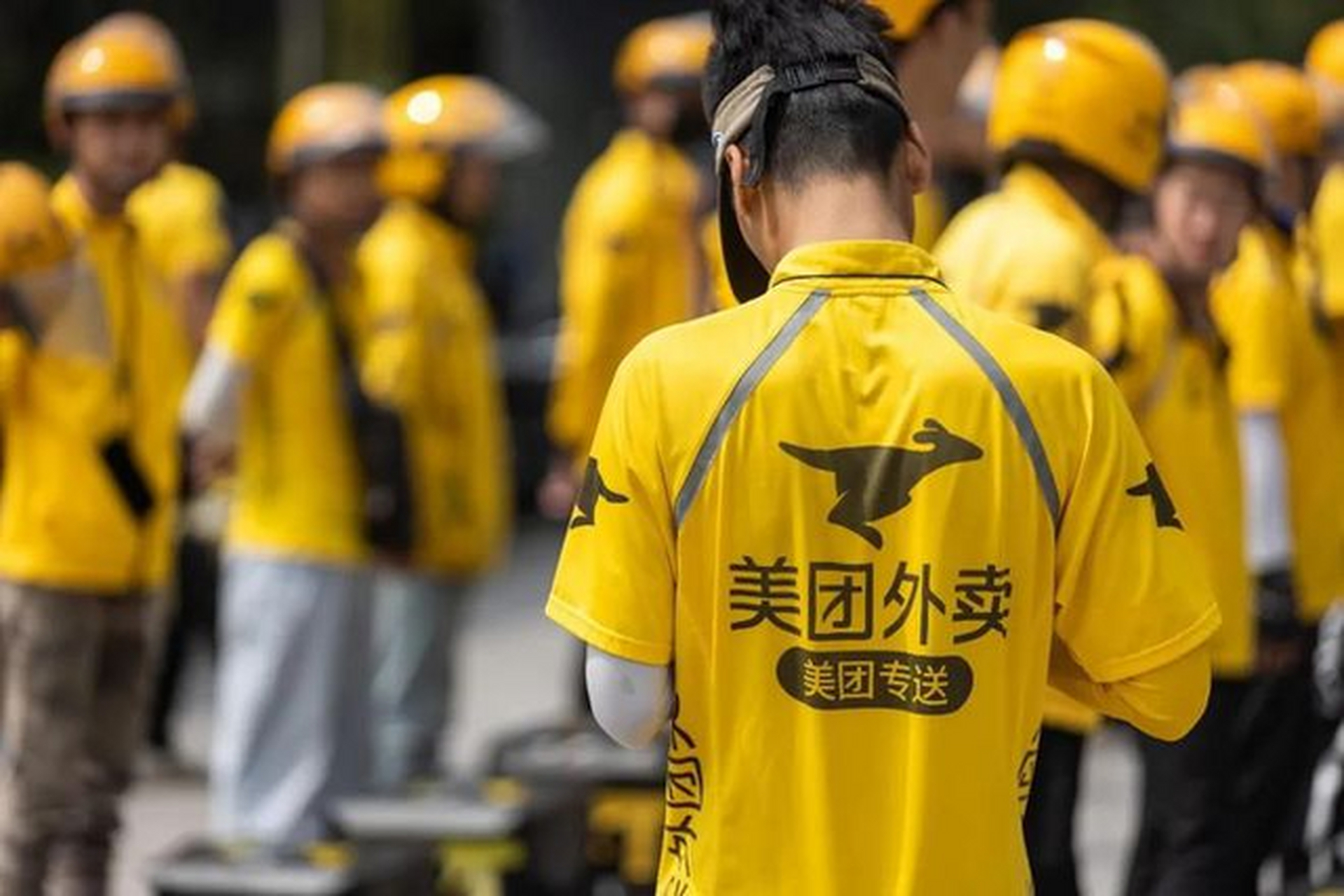 美团2025年Q1一线城市高频骑手月均收入10100元,环比涨12%