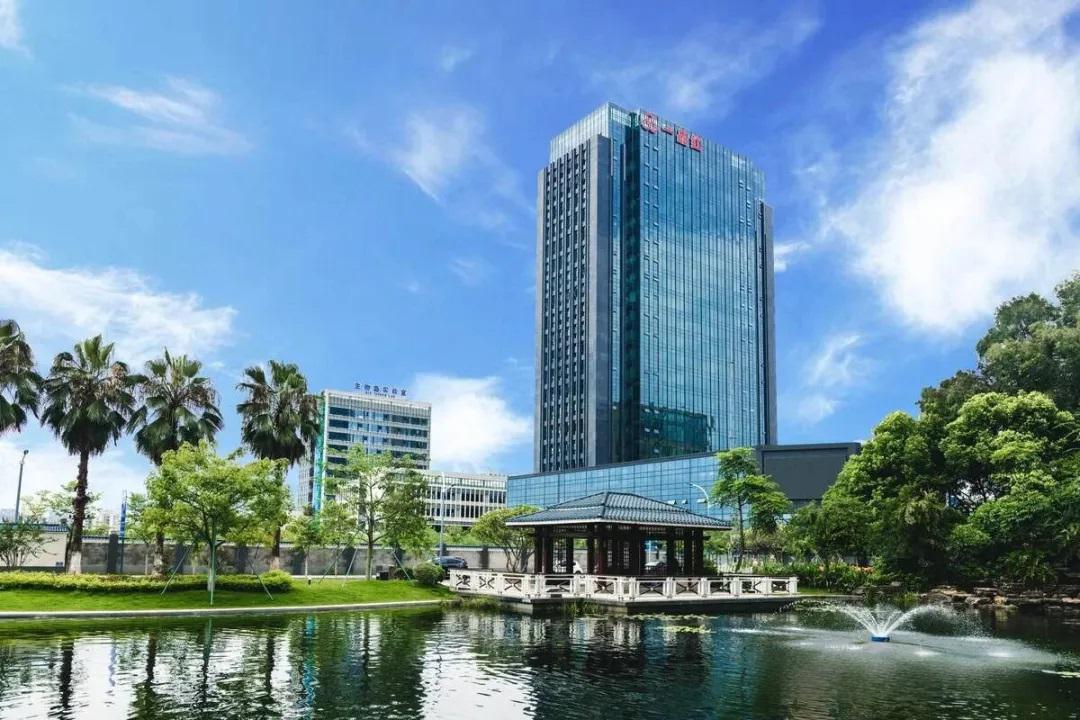 一品红股价连续下跌背后，两大明星公募药基或受“牵连”