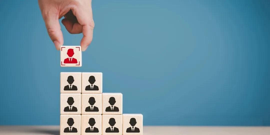 重仓银行股依旧，金信智能中国2025双基金经理搭配成摆设？