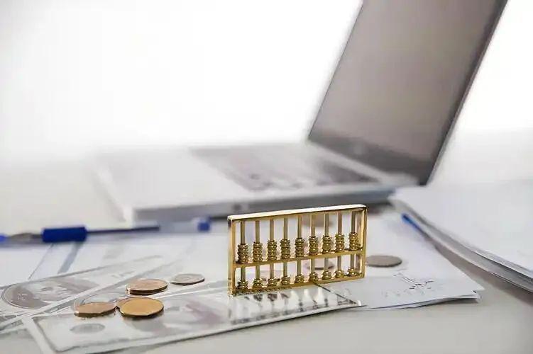 杨德龙旗下基金规模14亿降至5.59亿元，基民呼吁多赚点钱